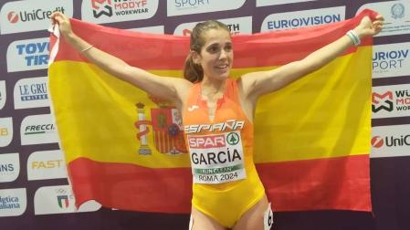 Marta García despliega la bandera de España tras lograr el bronce en la final de 5.000 metros de los Campeonatos de Europa de Roma