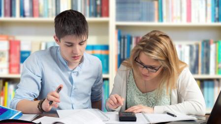 Imagen de un joven estudiando