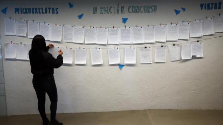 Sobre el panel de los relatos, ‘Cataleya’, nombre figurado de una mujer acompañada por la asociación Itxaropengune, recoge el que escribió con su letra y su corazón