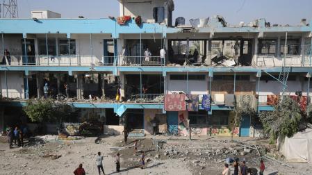 Palestinos en una escuela de la Agencia de Naciones Unidas para los Refugiados de Palestina en Oriente Próximo (UNRWA) bombardeada por el Ejército de Israel en el campamento de refugiados de Nuseirat, en el centro de la Franja de Gaza