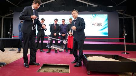 Colocación de la primera piedra de la fábrica de Mobis, financiada con fondos del PERTE