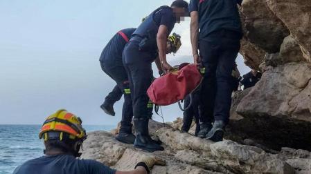 Un momento del rescate del cuerpo del joven ahogado en Benidorm