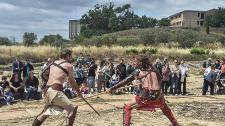 Dos gladiadores en la exhibición que han hecho hoy en Santacara.