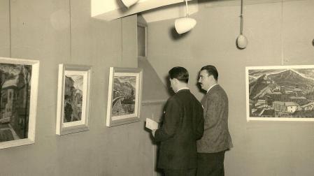 Retana, con bigote, junto a José María Muruzábal del Val en 1959 en la sala García Castañón