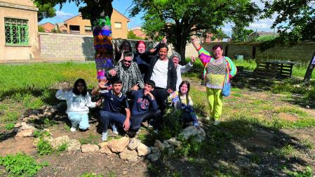 Foto de grupo de los y las participantes en el proyecto 'Tejiendo lazos'