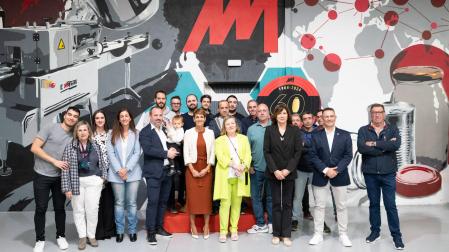 La presidenta Chivite con la plantilla de la empresa y la familia propietaria. A su izda., Mila Sainz (2ª generación) y, a la dcha., Hugo Arteaga (3ª generación). En primera fila, de negro, la alcaldesa de Mendavia, María José Verano