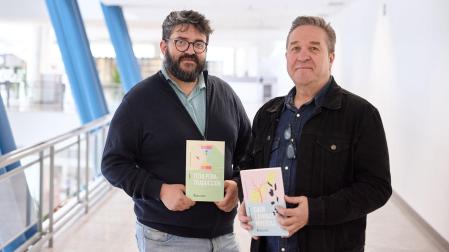 Angel Erro y Pello Pellejero con sus obras ganadoras del Premio Navarro Villoslada 2023