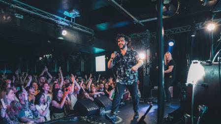Fran Perea durante una actución de la gira Uno más uno son 20, con la que llega el viernes a Pamplona
