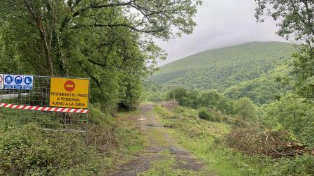 Una de las pistas de acceso a las obras de la boca sur de Belate desde el puerto