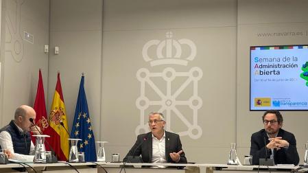 Félix Taberna y el director general de Presidencia, Gobierno Abierto y Relaciones con el Parlamento de Navarra, Joseba Asiain