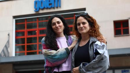 Marina Lameiro (izquierda) y ione Atenea, este martes en los cines Golem Baiona donde presentaron sus películas