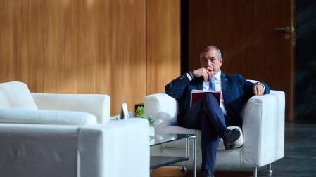 El consejero de Cohesión Territorial del Gobierno y presidente de Nafarbide, Óscar Chivite, en un sofá del Atrio del Parlamento, en un día en el que se celebra sesión plenaria en la Cámara