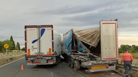 Estado de los dos camiones tras el choque