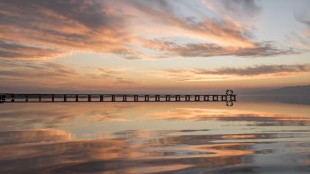 Espectaculares reflejos junto a la pasarela de la playa del Trabucador