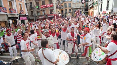 Ambiente festivo con una charanga en la plaza Consistorial de Pamplona durante las fiestas de San Fermín