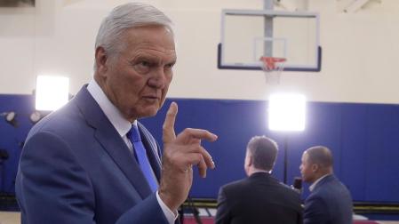 Jerry West durante una rueda de prensa con Los Ángeles Clippers en Playa del Rey, California