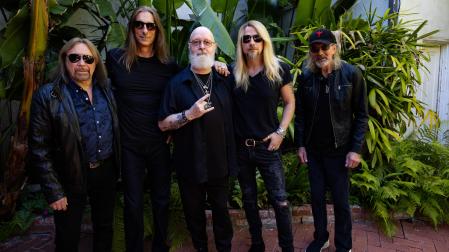 La formación de Judas Priest: Ian Hill, el batería Scott Travis, el cantante Rob Halford, y los guitarristas Richie Faulkner y Glenn Tipton. A este último, por enfermedad, le suele sustituir Andy Sneap.