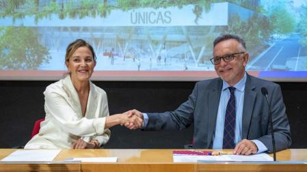 Momento de la firma del convenio de colaboración entre la Fundación Amancio Ortega, representada por Flora Pérez, y el Hospital Sant Joan de Déu Barcelona, representado por Manel del Castillo, director gerente del centro