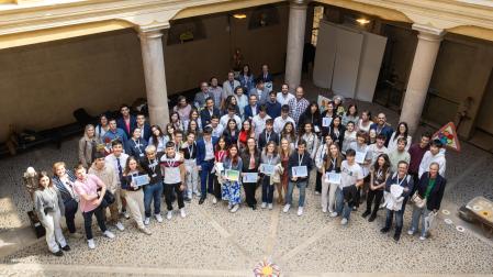 Alumnos participantes, organizadores y autoridades posaron juntos en el patio de la UNED de Tudela, sede del Congreso Urania
