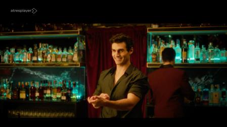 Javier Achaga, en una escena del primer capítulo de 'Eva & Nicole'
