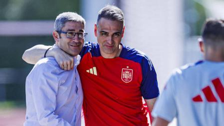 Javier López Vallejo saluda de manera afable a Alberto Undiano Mallenco