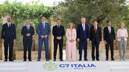 El presidente del Consejo Europeo, Charles Michel; el canciller alemán, Olaf Scholz; el primer ministro canadiense, Justin Trudeau; el presidente francés, Emmanuel Macron: la primera ministra italiana, Giorgia Meloni; el presidente estadounidense, Joe Biden; el primer ministro japonés, Fumio Kishida; el primer ministro británico, Rishi Sunak; y la presidenta de la Comisión Europea, Ursula von der Leyen, posan para una fotografía de grupo durante la ceremonia de bienvenida a la cumbre del G7 en el sur de Italia