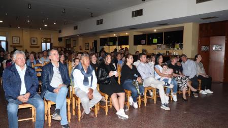Asistentes al concierto -en primera fila, el alcalde, José Luis Sanz, y Abril con sus padres, entre otros-.