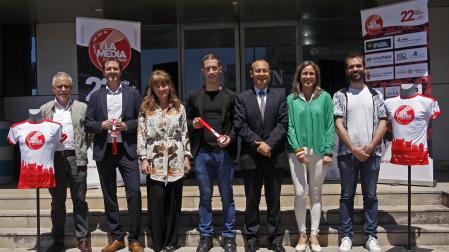 La Media San Fermín vivió este ueves 13 al mediodía su presentación oficial en un acto en el que estuvieron presentes (de izda. a dcha.): Felipe Hernández (IMQ Navarra-Clínica San Miguel), Jon Larruquert (Hyundai Automóviles Zaray), Belén Galindo (presentadora del acto y responsable de comunicación de Grupo La Información), Sergio Rodríguez (director técnico de la cita y representante de M2 Eventos), Roberto Unzué (Caja Rural de Navarra), Alicia Nicolás (Diario de Navarra) e Iñigo Gómez (directo de área del Ayuntamiento de Pamplona)