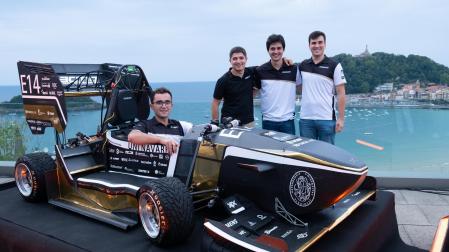 De izquierda a derecha, los alumnos navarros Diego Jabat, Miguel Oroz, Borja Gamboa y Pedro Salcedo, junto al coche que participará en la competición universitaria