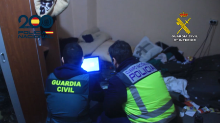 Dos de los agentes desplazados desde Navarra, durante el registro
