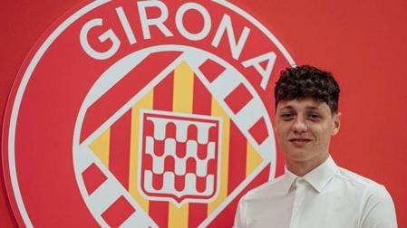 Ladislav Krejci posa junto al escudo del Girona