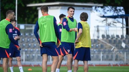 Budimir saluda a Modric en la antesala de la Eurocopa.