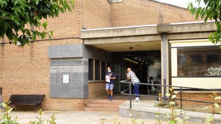 Puerta de acceso al centro de salud de Peralta.