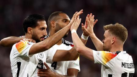 Los jugadores de la selección alemana celebran uno de los goles