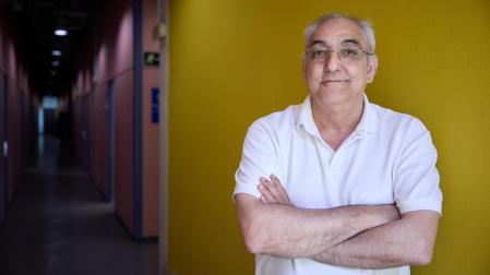 Alfredo Asiáin, en los pasillos del edificio de Los Magnolios de la Universidad Pública de Navarra, donde tiene su despacho