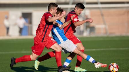 Jon Astigarraga, del Ardoil, es defendido por dos jugadores del Andiano ayer durante la primera parte del primer encuentro del playoff por el ascenso a Segunda RFEF