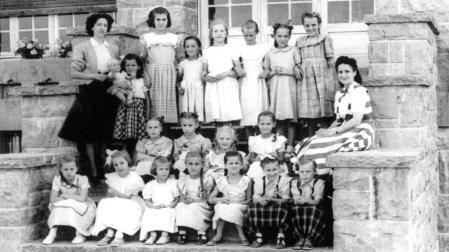 Un grupo de niñas austriacas, en las Damas Apostólicas de Pamplona antes de que las recogieran las familias de acogida. En primera fila, tercera por la derecha, Gisela Krispel
