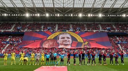 Instantes previos al último partido de Liga en El Sadar marcado por el homenaje a Jagoba Arrasate
