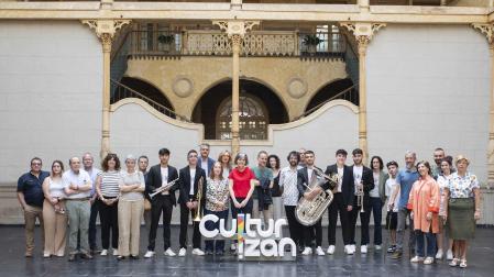 La consejera Rebeca Esnaola, el director general de Cultura, Ignacio Apezteguía, y la directora de Servicio de Museos, Susana Irigaray, junto a los comisarios y participantes de Cultur-Izan.