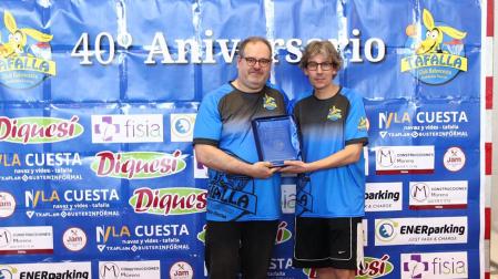Octavio Galán recibió su placa de manos de Óscar Oca