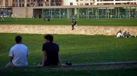 Jóvenes en la zona de la Vuelta del Castillo más próxima a la estación de autobuses, en Pamplona