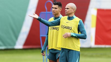 Pepe y Cristiano Ronaldo conversan durante un entrenamiento de los lusos en su cuartel de la Eurocopa en Harsewinkel