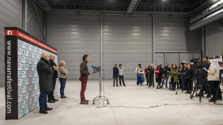DICIEMBRE DE 2019, INAUGURACIÓN DEL LOCAL. De izquierda a derecha, el entonces consejero de Vivienda del Gobierno y presidente de Nasuvinsa, José Mari Aierdi; el representante y administrador único de Estudios Melitón, Joaquín Calderón, y la que era directora general de Política Empresarial del Ejecutivo, Izaskun Goñi, y, delante de ellos, interviniendo en el acto, el alcalde de Baztan Joseba Otondo
