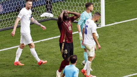 Romelu Lukaku se lamenta tras fallar una de las ocasiones que tuvo contra Eslovaquia