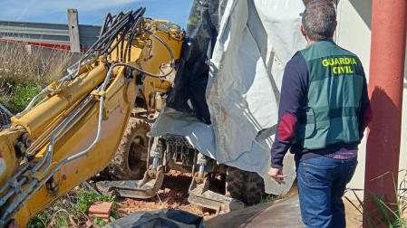 La retroexcavadora robada en Oroz-Betelu se encontraba en buen estado y oculta con unos plásticos en una finca de Alfaro (La Rioja)