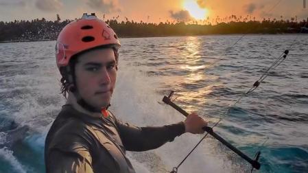 El kitesurfista Jackson James Rice durante uno de sus entrenamiento