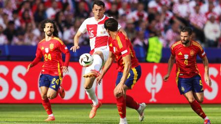 Ante Budimir toca el balón ante Robin Le Normand durante el España-Croacia