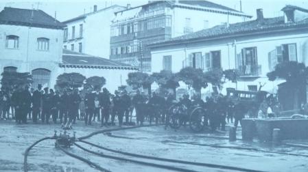 Ejercicios de los bomberos en la Plaza del Vínculo