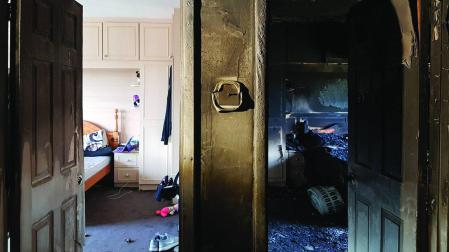 Una vivienda afectada por el fuego: a la izquierda, una habitación protegida por la puerta cerrada; a la derecha, otra habitación cuya puerta estaba abierta