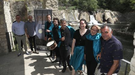 José Mª Iribarren, de la MCP; Borja Arratibel, concejal de Villava; Igor Martínez, Ismael Yagüé, Ainhoa Pérez, , de Atarrabiako Txistulariak, Elena Marín, una de las narradoras y Dani Martirena, escritor